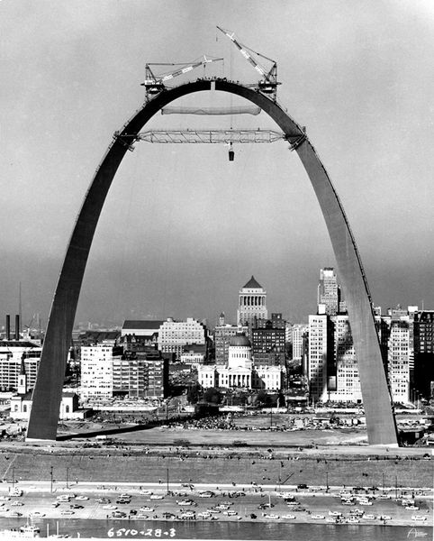 Gateway Arch de Eero Saarinen en construcción