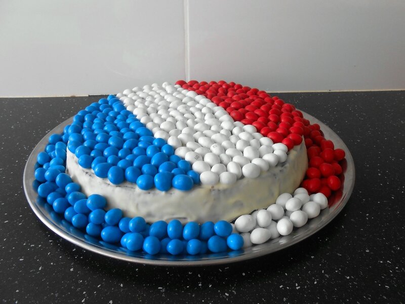 gateau-france-drapeau-bleu-blanc-rouge-allez-les bleus-foot-coupe-europe-euro-sport-simple-facile-m&m's-bonbons (1)