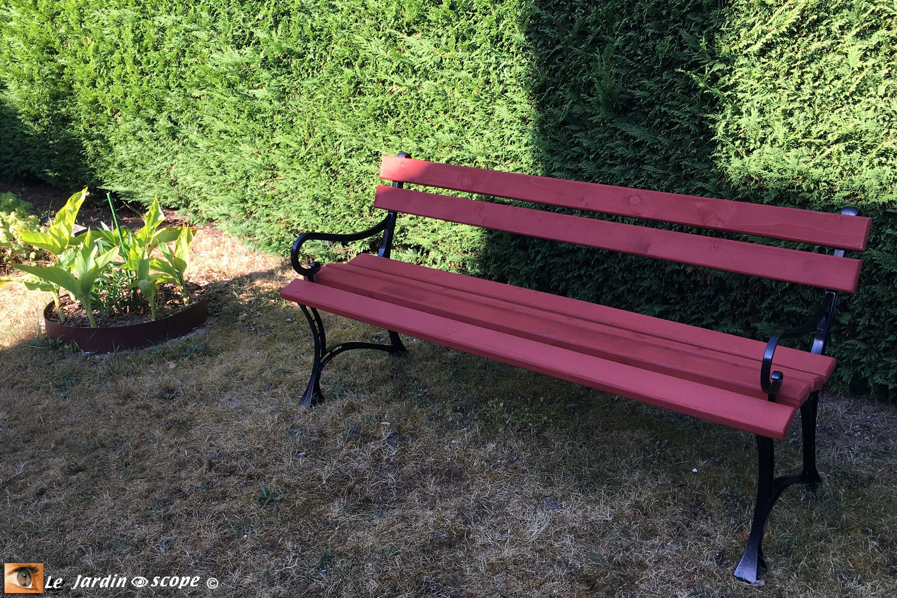 Banc en bois rouge et pieds en alu