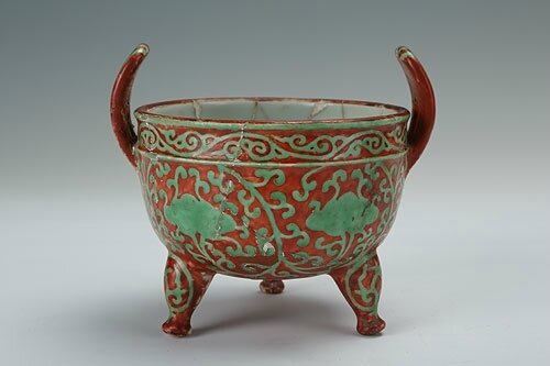 Tripod censor with the green decorations against red background, Chenghua period (1465-1487)