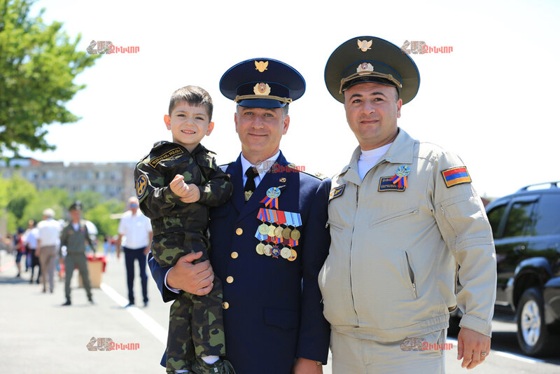 le colonel Voskovski, au centre, avec son fils dans les bras 