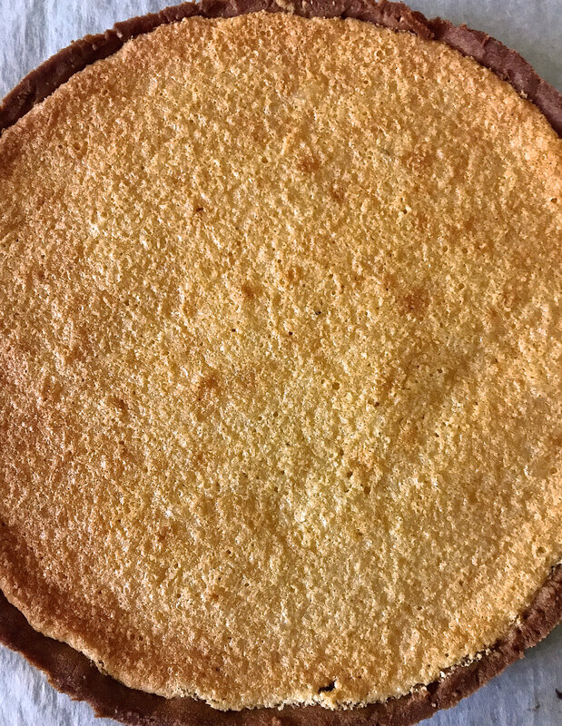 tarte recouverte de crème d'amandes après cuisson