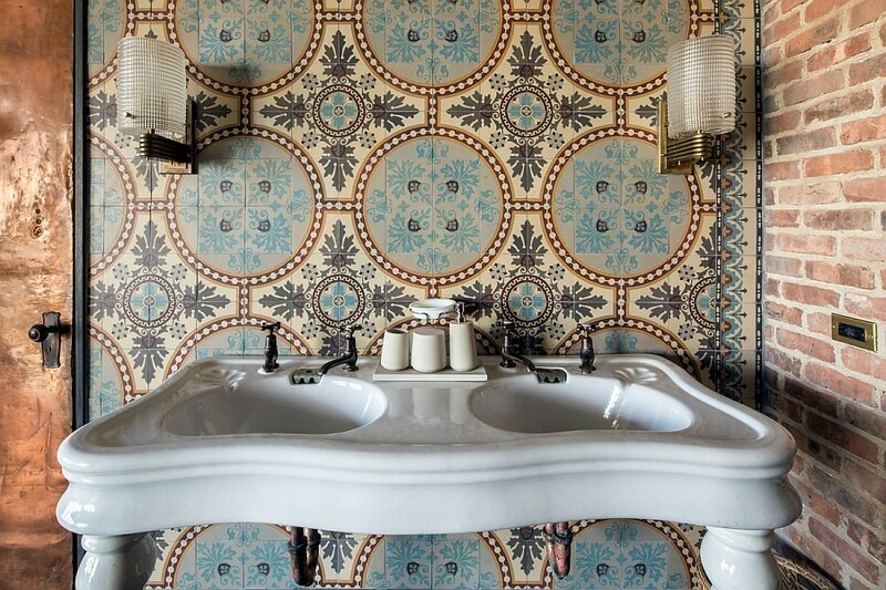 1930s-floral-patterned-blue-stone-tiles-from-Belgium-in-the-bathroom