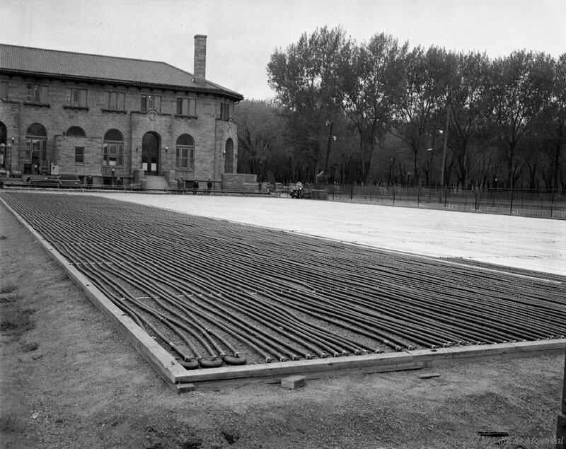 parc La Fontaine patinoire artificielle 1954 VM94-Z530-4