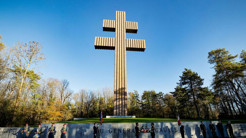 le-monument-a-la-memoire-de-charles-de-gaulle-president-de-la-republique-francaise-et-heros-de-la-seconde-guerre-mondiale-dans-le-village-d