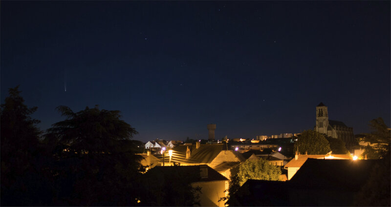 Comète Neowise pano 2 ville 130720