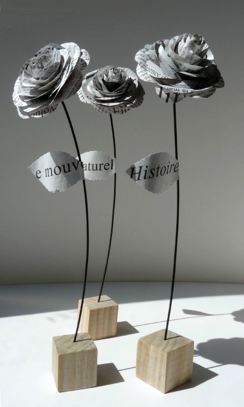 Compostion de roses en papier journal