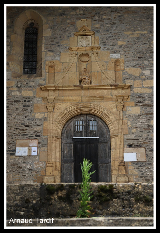 001755 Aubrac Juin 2023 - Aveyron - Prades d'Aubrac - Eglise St Laurent - Porche avec un piétès du 15ème