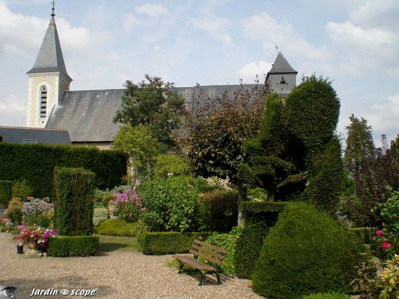 Le jardin derrière l'église