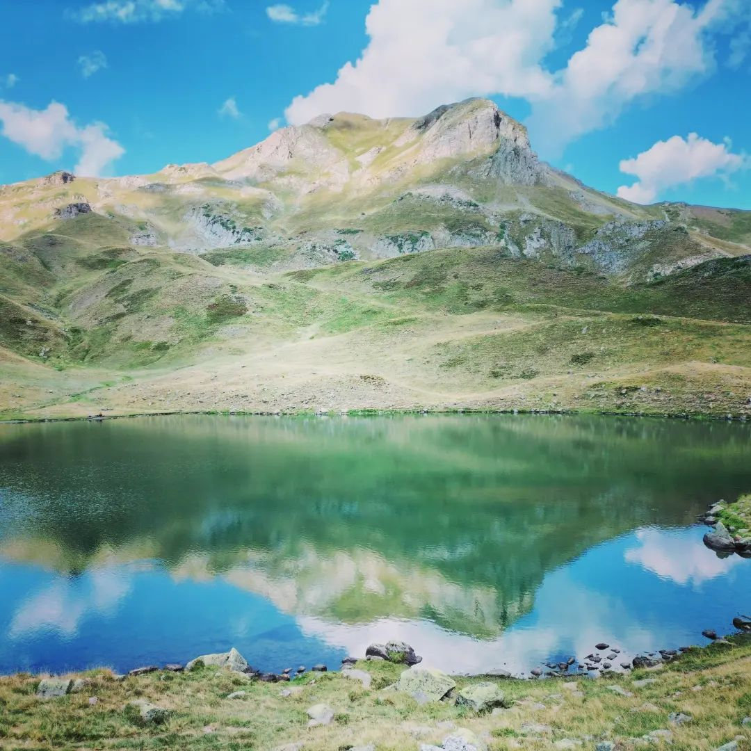 Lac d'Aule, lac et reflet du Pic Gaziès, insta (64)