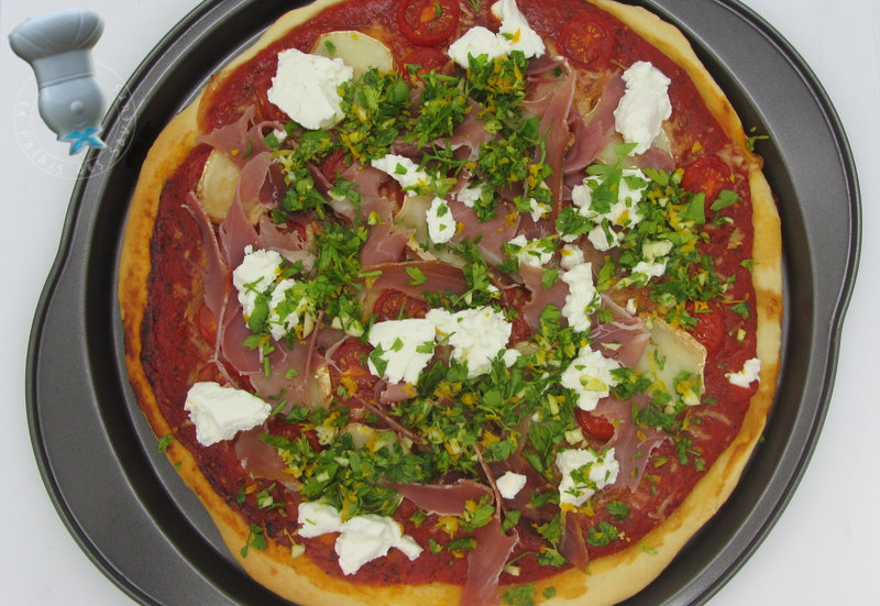 Pizza au jambon cru, tomates cerise, chèvre et grémolata
