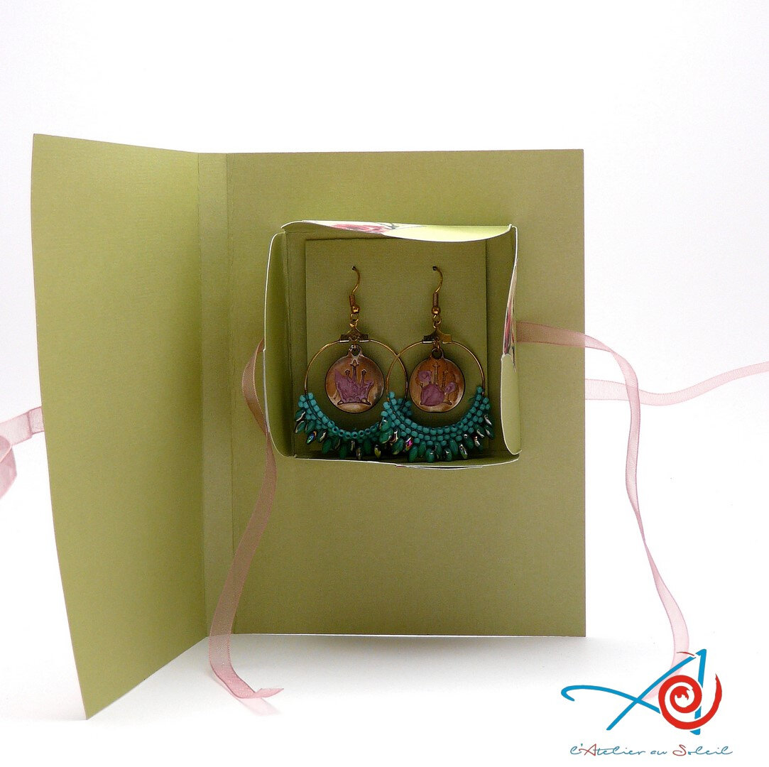 Carte surprise verte et rose ouverte