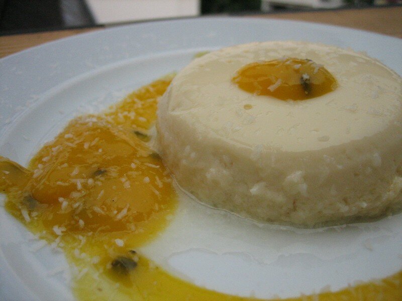 Crèmes coco au coulis de mangue et fruits de la passion