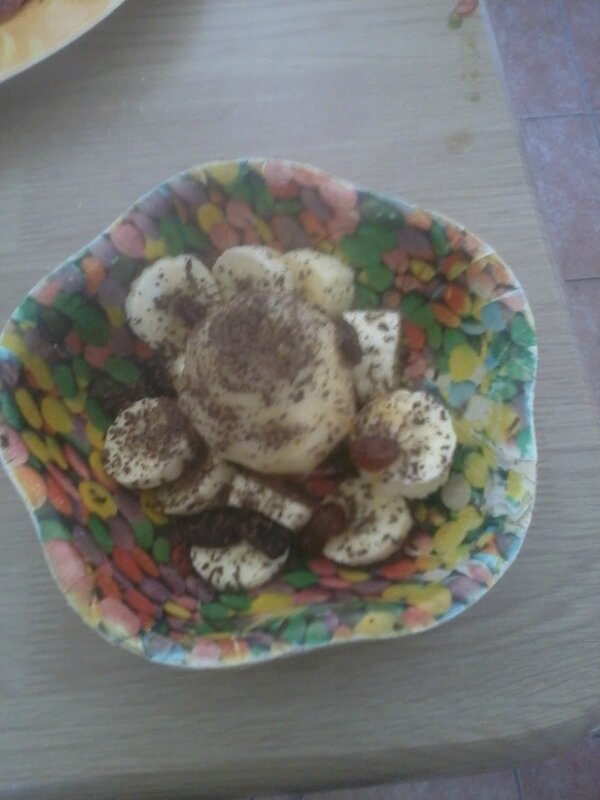 Poire aux bananes et aux raisins secs, arrosés de miel avec chocolat noir râpé 