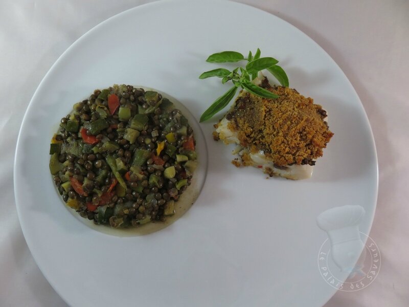 Dos de cabillaud cloûté à la saucisse sèche, crumble de pain d'épices, ratatouille de lentilles vertes