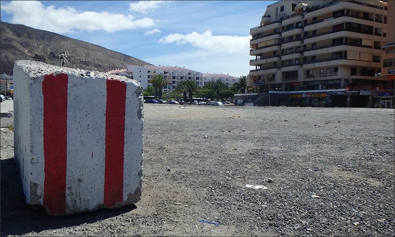 Tenerife bloc beton rayures rouge immeuble 230913