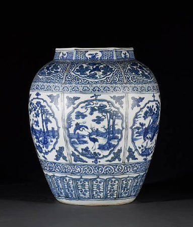 A_large_and_impressive_Ming_oviform_vase1