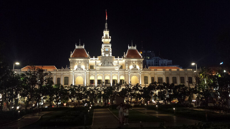 L'Hôtel de ville et son esplanade idéale pour les promenades de nuit