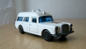 Mercedes K-26 ambulance 01 -Matchbox-
