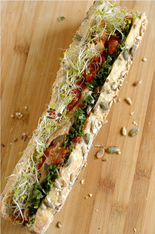 Sandwich chou kale mariné, maquereau, compotée de tomates et graines germées_1