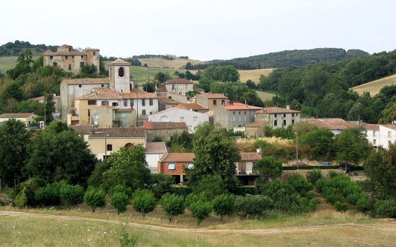 Villarzel : Vue sur le village et le chateau