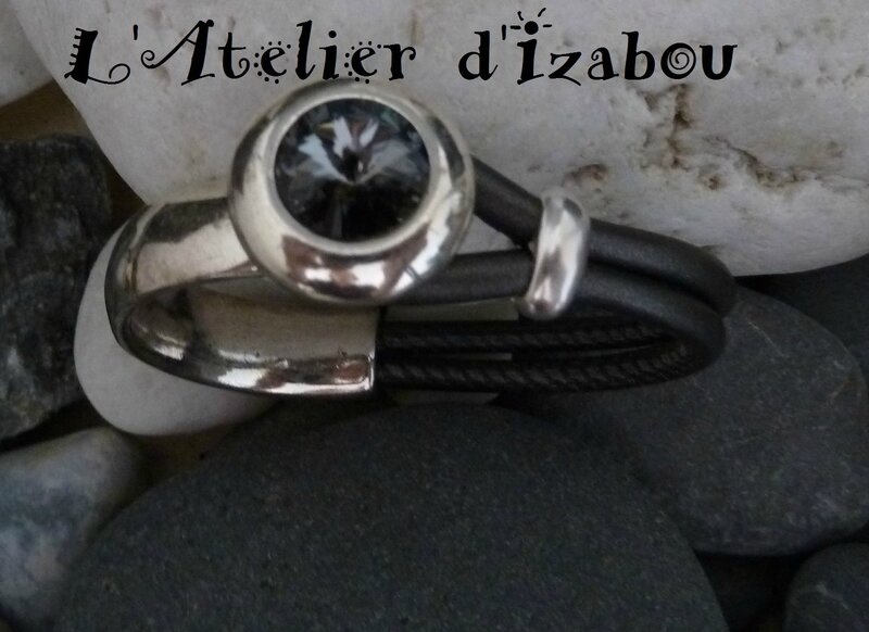 P1150788 Bracelet demi jonc strass swarowski gris et cuir noir métallisé