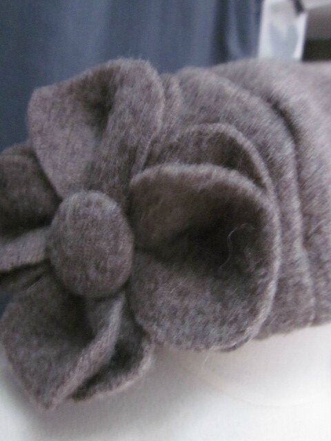 Chapeau AGATHE en laine bouillie taupe avec fleur - Doublure de LIBERTY véritable automne - taille 57 (3)