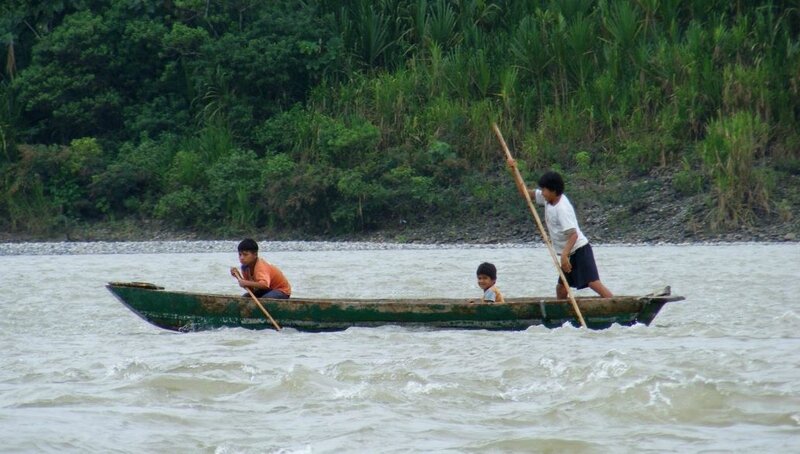 Pirogue et enfants