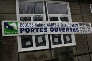 Avranches municipalité logo banderolle école privée et laïcité