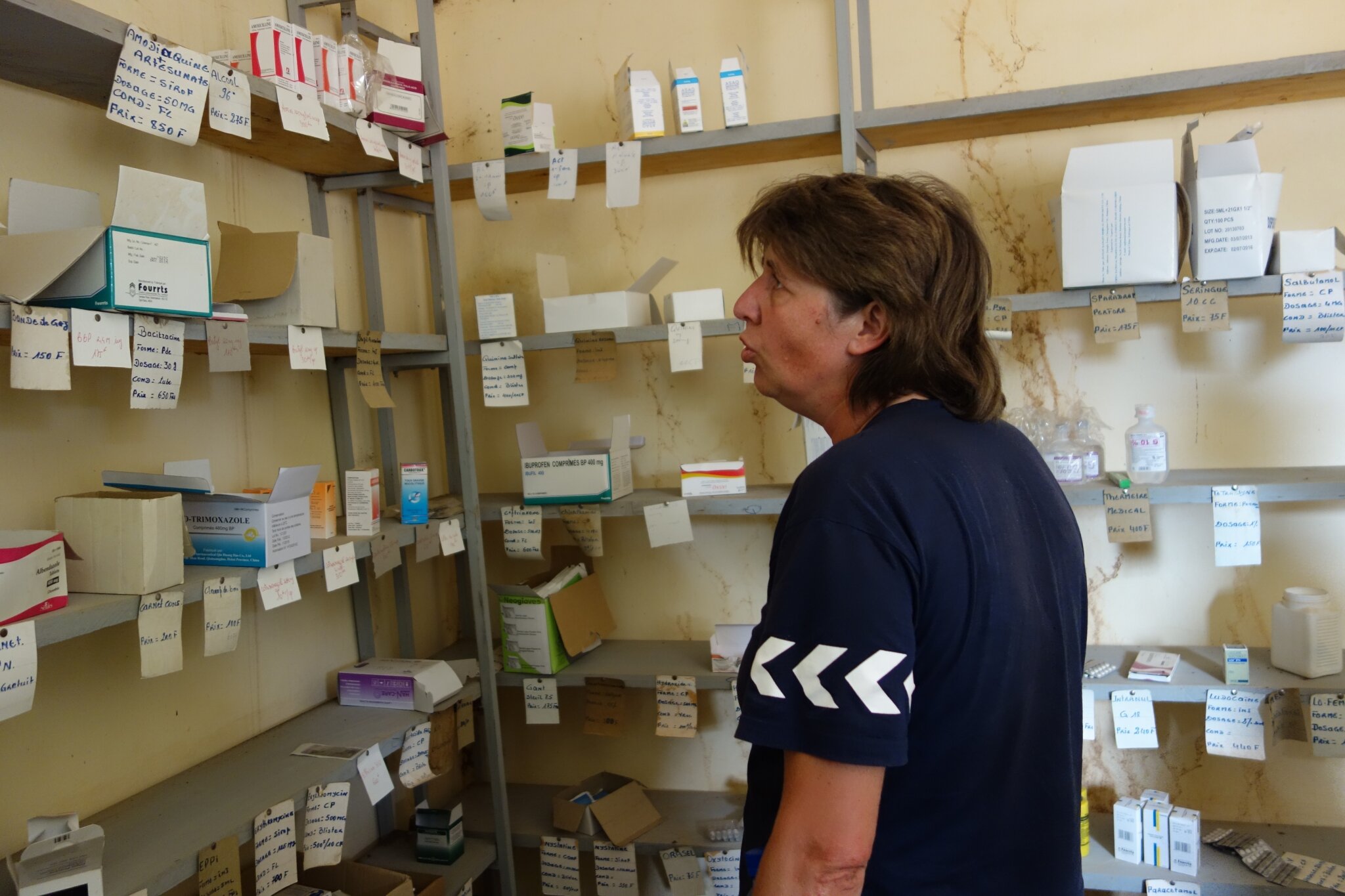 Les rayons de la pharmacie du dispensaire