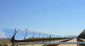 800px_Parabolic_trough_solar_thermal_electric_power_plant_1