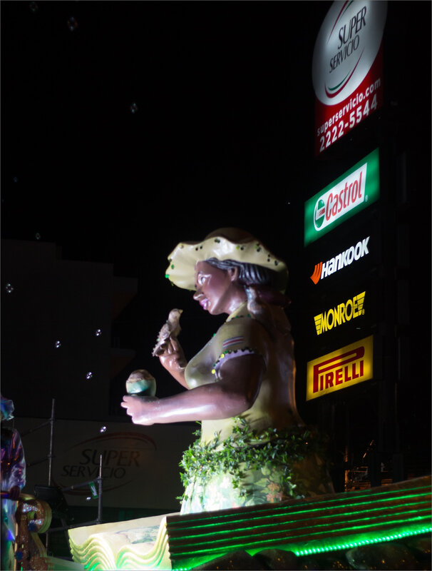 J11 CR San Jose fete nuit 1 151218 ym 44 char femme pub lumineuse