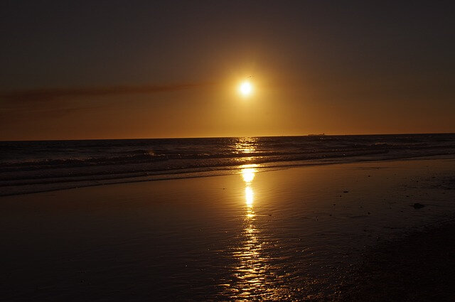 ocean-romantique-coucher-soleil-ciel-mer-plage-nature_121-64123