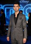 Joe_Jonas_TRON_Legacy_World_Premiere_Jh1QrdeNuCkl