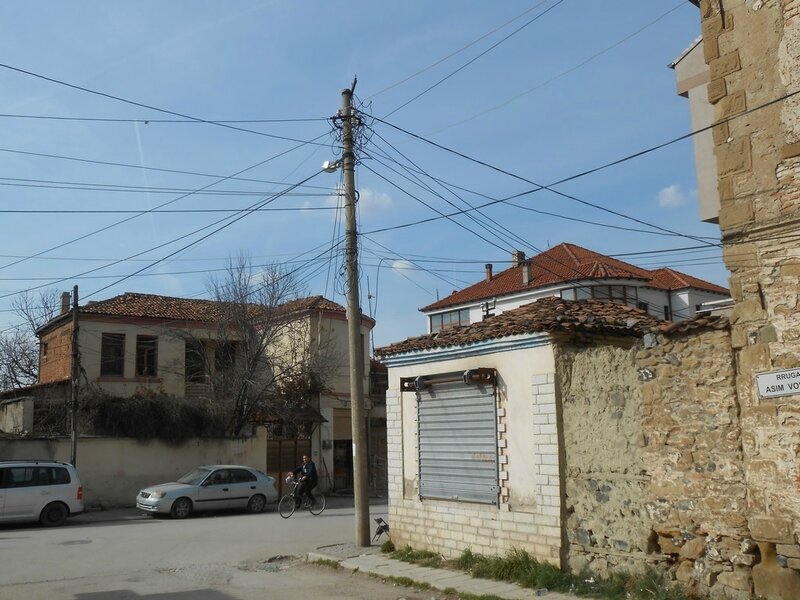 Les installations électriques de fortune dans le centre de l'Albanie