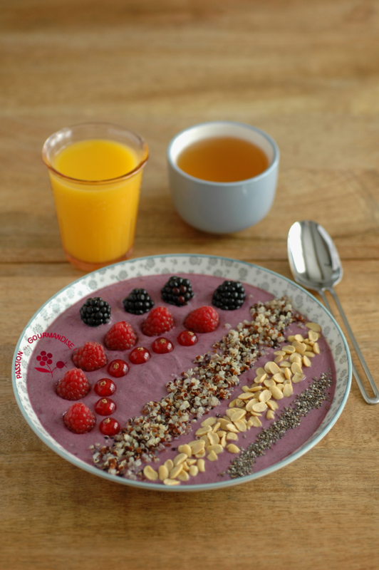 Smoothie bowl mûre, banane, fruits rouges & graines_2