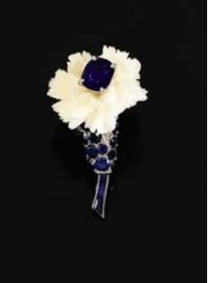 broche_en_ivoire__saphirs_et_diamants