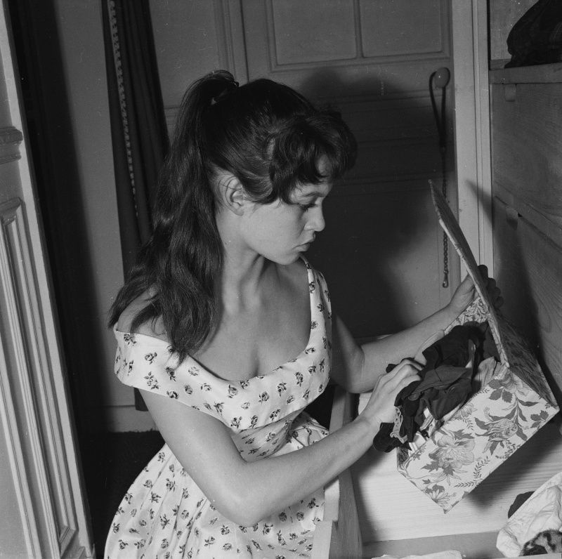 1955-chez_bb-par_gaston-robe_fleur-030-1