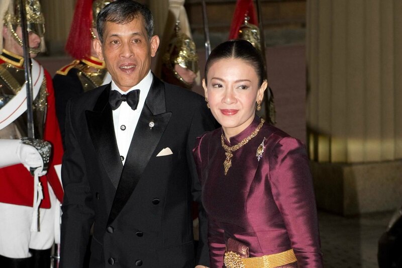 Photo : Paris-Match (http://www.parismatch.com/Royal-Blog/Monde/Troisieme-divorce-du-prince-heritier-de-Thailande-Maha-Vajiralongkorn-fils-du-roi-Bhumibol-la-princesse-Srirasmi-etant-contrainte-de-renoncer-a-son-statut-royal-670116)