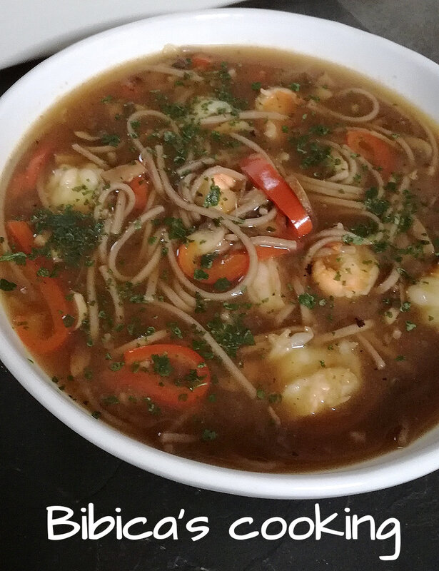 Soupe asiatique aux crevettes tigrées, champignons et poivrons