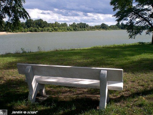 Banc en pierre blanc vue sur le Loire à Bou (45)