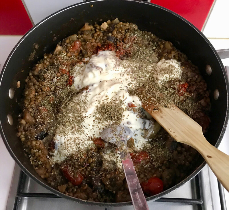 ajouter la crème, l'origan et le piment