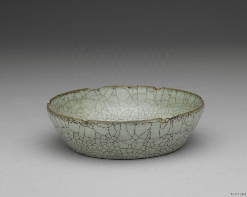 Dish with hibiscus shaped rim in celadon glaze, Guan ware, Southern Song Dynasty