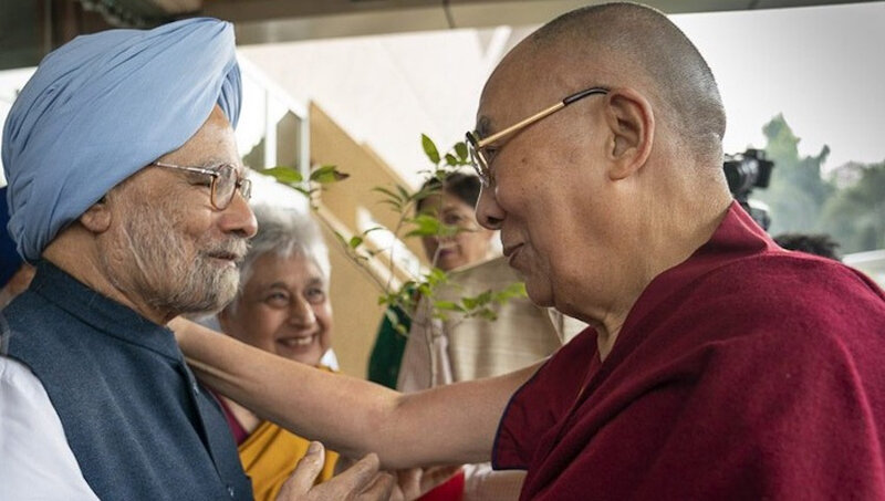 His-Holiness-the-Dalai-Lama-and-Former-Indian-Prime-Minister-Manmohan-Singh-in-New-Delhi-India-on-Nov-10-2018