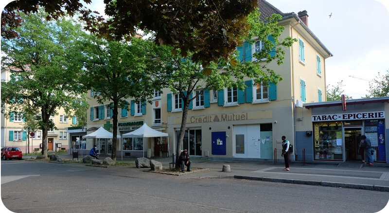 Quartier Drouot - Tonnelles devant cabinet Dr Morice et pharmacie