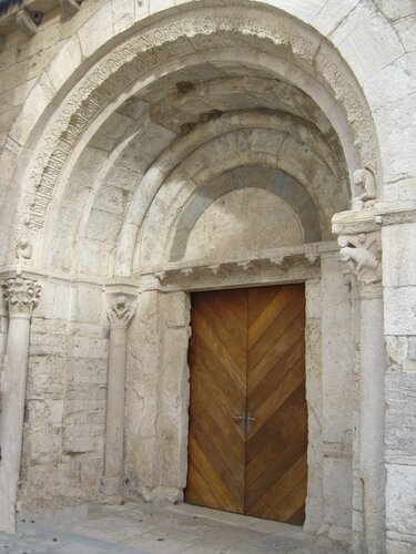 047-001 village de Besalu - L'église du monastère Saint-Pierre la porte