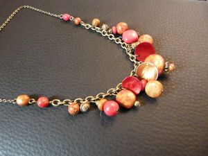 collier breloques rouge-doré 10