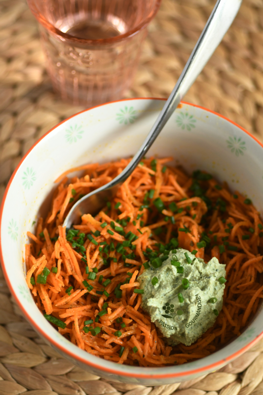 Carottes râpées, crème végétale ail & fines herbes