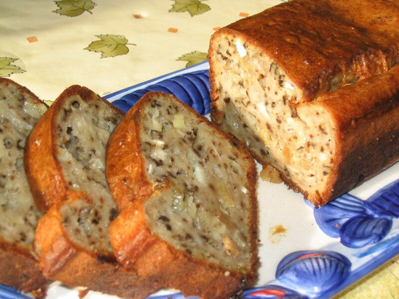 Cake au chèvre, noix et raisins