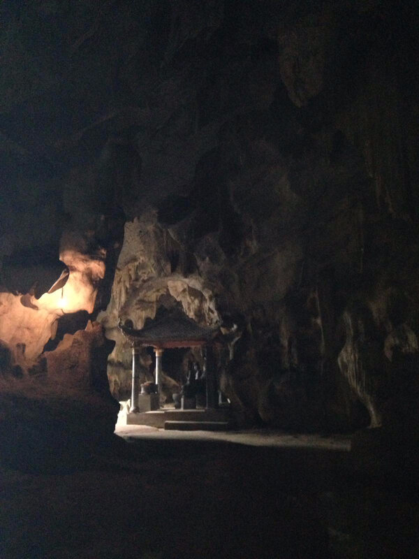 une jolie découverte dans une grotte tout en haut d'un mont à Bich Dong